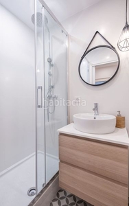 Piso loft reformado con vigas de madera y excelentes acabados en el born en Barcelona