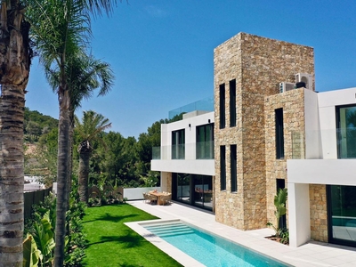 Venta de casa con piscina en Ibiza
