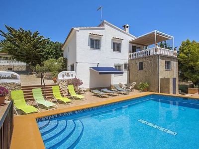 Villa con piscina privada cerca de playa AT051