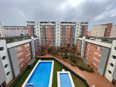 Alquiler de ático en Colores - Entreparques de 2 habitaciones con terraza y piscina