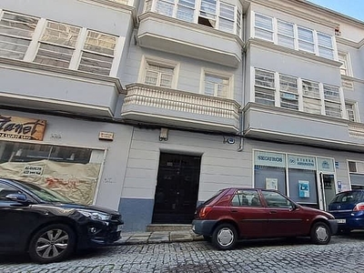 Piso en venta en Centro - Ferrol de 4 habitaciones con balcón