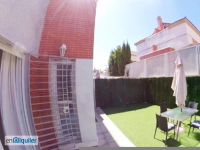 Alquiler de Casa 4 dormitorios, 3 baños, 1 garajes, Buen estado, en Mairena del Aljarafe, Sevilla