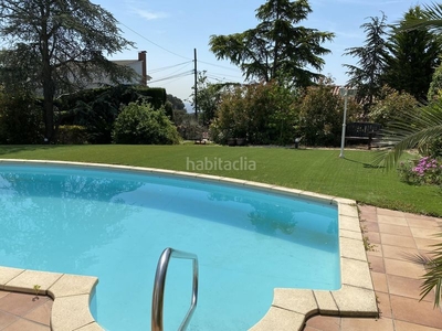 Casa disfruta de reuniones familiares y con amigos en tu jardín con piscina en Pallejà