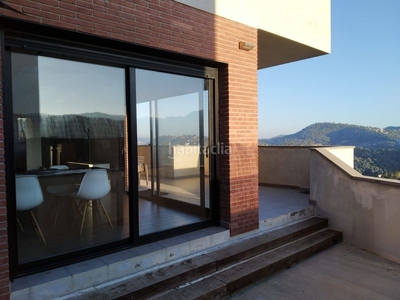 Casa soleada casa de diseño con vistas, 2 terrazas, jardines y garaje en Vallirana