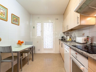 Piso con 3 habitaciones con ascensor, parking, calefacción y aire acondicionado en Castelldefels