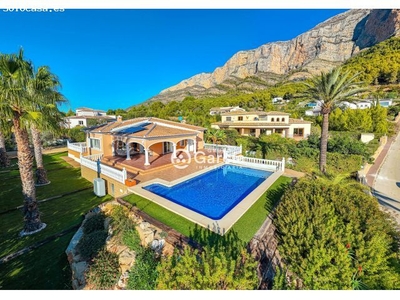Amplia villa en venta en la zona del Montgo de Javea con impresionantes vistas.