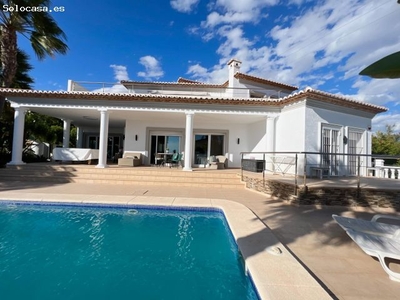 Chalet de lujo, distribuido como dos viviendas, con vistas impresionantes al mar en la zona Cometa