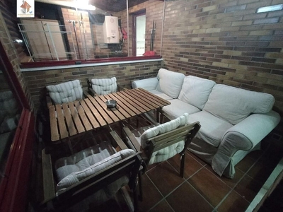 Piso en alquiler en El Quiñón de 4 habitaciones con terraza y piscina