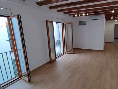 Piso en venta en El Gòtic de 6 habitaciones con terraza y balcón