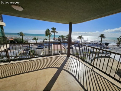 Se vende magnífico apartamento en primera línea de mar, playa del Eurosol. Piso con terraza de 40 m2