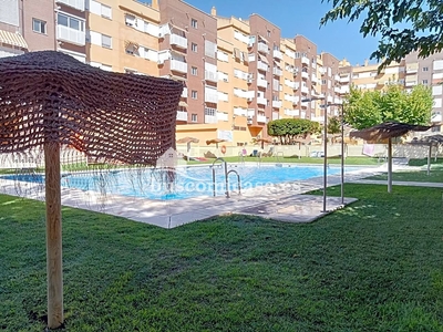 Venta de piso con piscina en Gran Bulevar (Jaén)