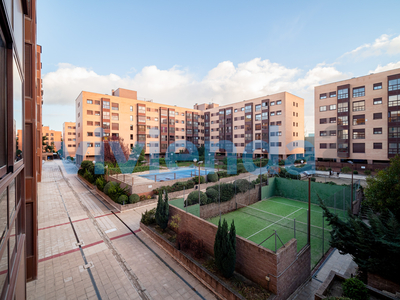 Venta de piso con piscina en Rejas (Madrid)