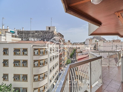 Venta de piso en Mercado de 6 habitaciones con terraza y balcón