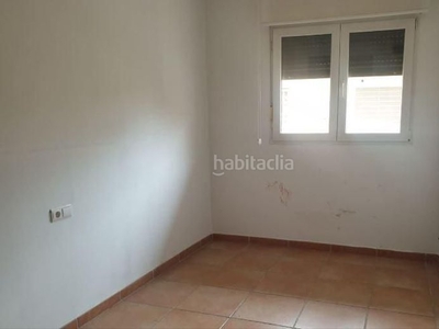 Casa adosada , 3 plantas con 4 dormitorios, 3 baños, salón comedor, cocina independiente y buhardilla. en Picanya