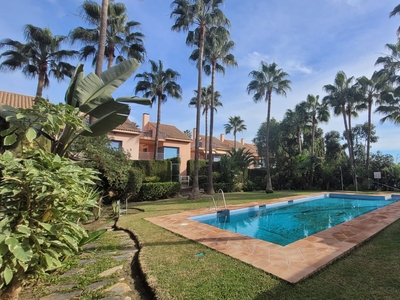 CENTURY 21 Sun (Puerto Banús) vende en EXCLUSIVA esta casa adosada en Nueva Andalucía, Marbella! Venta Los Naranjos Las Brisas