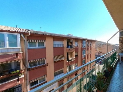 Piso de 4 habitaciones y 2 balcones con ascensor en Sabadell