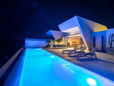 Villa de diseño única y exclusiva de nueva construccion con vistas a Guardamar y al mar.