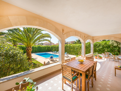 Villa mediterránea con vistas al mar cerca de la playa