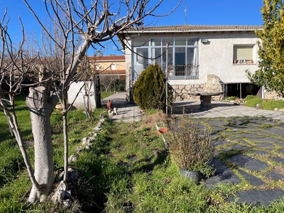 Vivienda aislada con gran parcela y muy centrica en Horche, genial oportunidad. Venta Horche