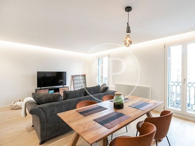 Alquiler de piso en El Raval de 3 habitaciones con muebles y balcón