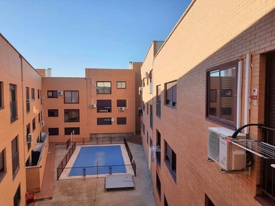 Alquiler de piso en Ventas de Retamosa (Las) de 1 habitación con piscina y garaje