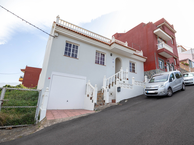 CASA UNIFAMILIAR CON DOS TERRAZAS Venta La Perdoma San Antonio Benijos