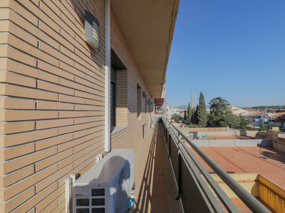 Espléndido Apartamento de 3 Habitaciones con Terraza Panorámica en el Corazón de Sabadell