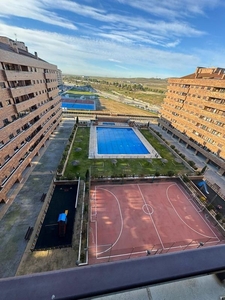 Piso en venta en El Quiñón de 4 habitaciones con terraza y piscina