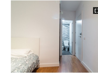 Alquiler de habitaciones en apartamento de 6 dormitorios en Pacífico, Madrid