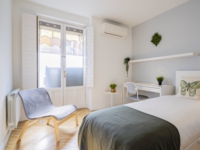 Alquiler de habitaciones en piso de 7 habitaciones en Imperial, Madrid
