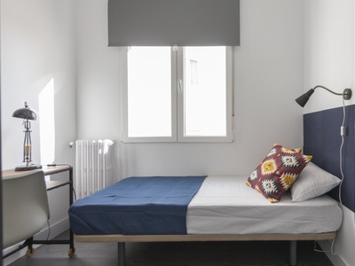 Habitación cómoda para alquilar en un apartamento de 6 habitaciones, Tetuán, Madrid