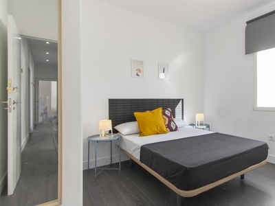 Habitación luminosa en alquiler en apartamento de 6 habitaciones, Tetuán, Madrid.