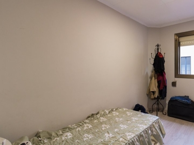 Se alquila habitación en apartamento de 3 dormitorios en Barcelona