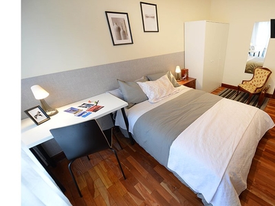 Se alquila habitación en piso de 4 dormitorios en Abando, Bilbao