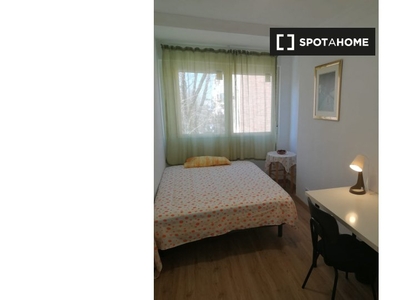 Se alquila habitación en piso de 4 dormitorios en Moratalaz, Madrid