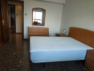 Alquiler de piso en La Carrasca de 4 habitaciones con terraza y muebles