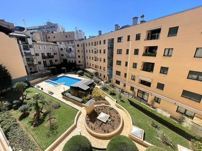 Alquiler de piso en Mercat - La Missió - Plaça dels Patins de 4 habitaciones con terraza y piscina