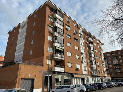 Piso en alquiler en Huerta Rosales - Valdepasillas de 3 habitaciones con terraza y garaje