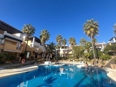 Piso en alquiler en Los Monteros - Bahía de Marbella de 3 habitaciones con terraza y piscina