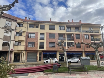 Piso en venta en Bañeza (La) de 4 habitaciones con terraza y balcón