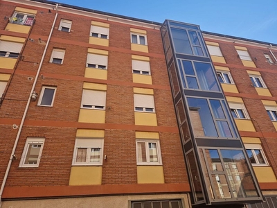 Piso en venta en calle José Calderón de 4 habitaciones con garaje y balcón