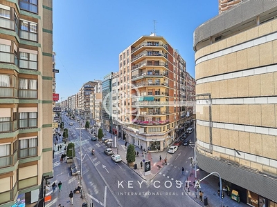 Piso en venta en Ensanche - Diputación de 4 habitaciones con terraza y balcón