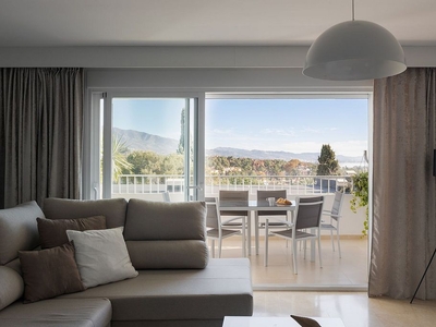 Piso en venta en Nueva Andalucía centro de 4 habitaciones con terraza y piscina