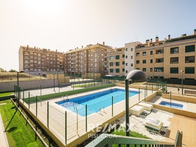 Venta de ático en calle Torres Quevedo de 2 habitaciones con terraza y piscina