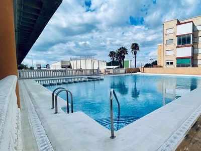Venta de ático en El Perellonet de 3 habitaciones con terraza y piscina