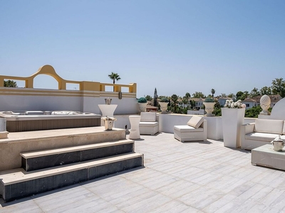 Venta de ático en Guadalmina de 3 habitaciones con terraza y piscina
