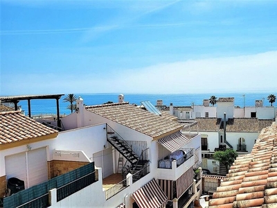 Venta de dúplex en Estepona Oeste - Valle Romano - Bahía Dorada de 3 habitaciones con terraza y jardín