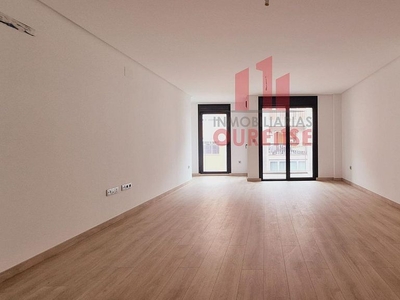 Venta de piso en Centro - Ourense de 4 habitaciones con terraza y garaje