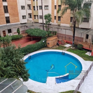 Venta de piso en La Buhaira de 4 habitaciones con terraza y piscina