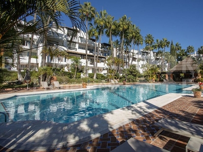 Venta de piso en Lomas de Marbella Club - Puente Romano de 4 habitaciones con terraza y piscina